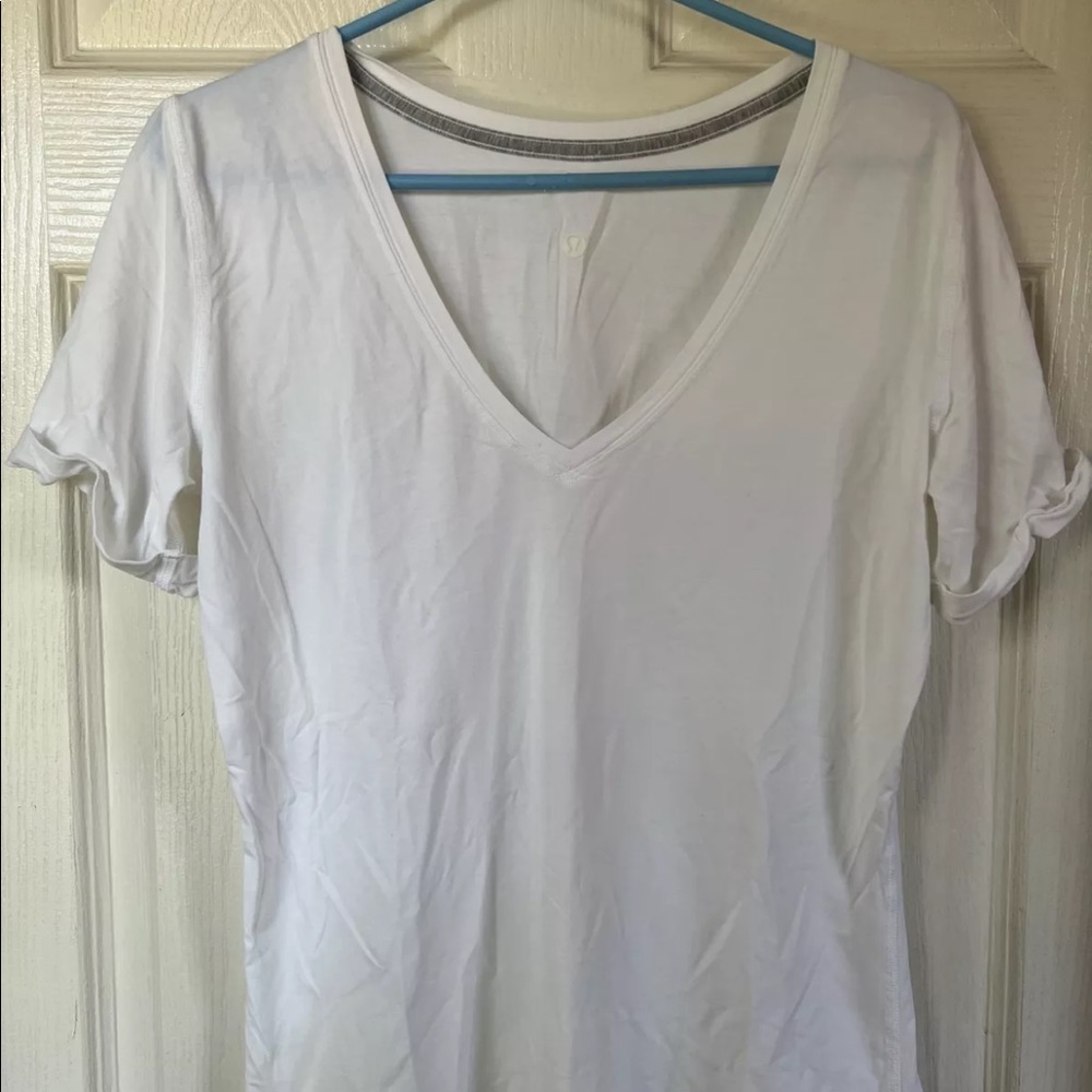 Lululemon T Shirt Women's Size M/L Short Sleeve White V Neck